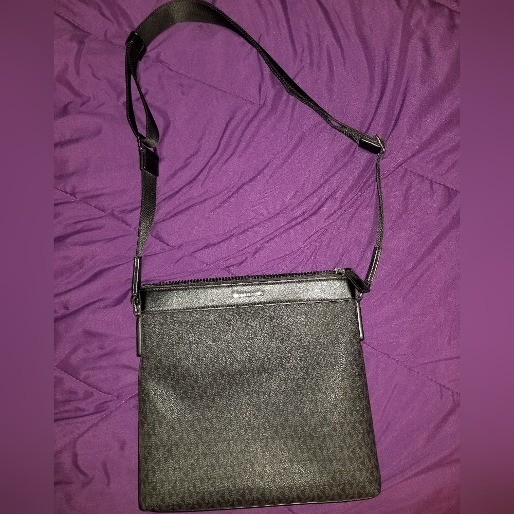 Like New Michael Kors Crossbody Purse Tote - Black